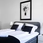Prime Location Chic Apt, Near Akh Hospital