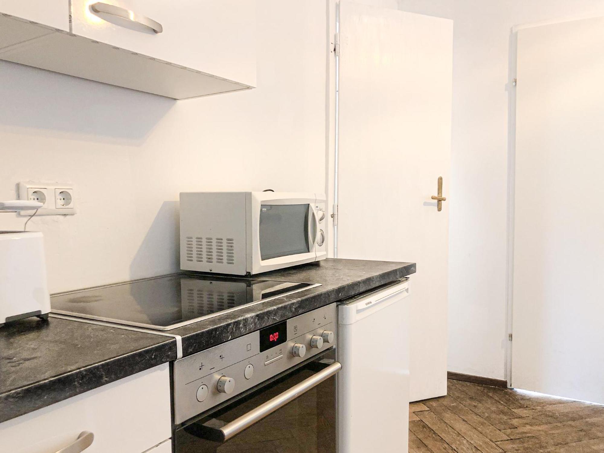 Prime Location Chic Apt, Near Akh Hospital *