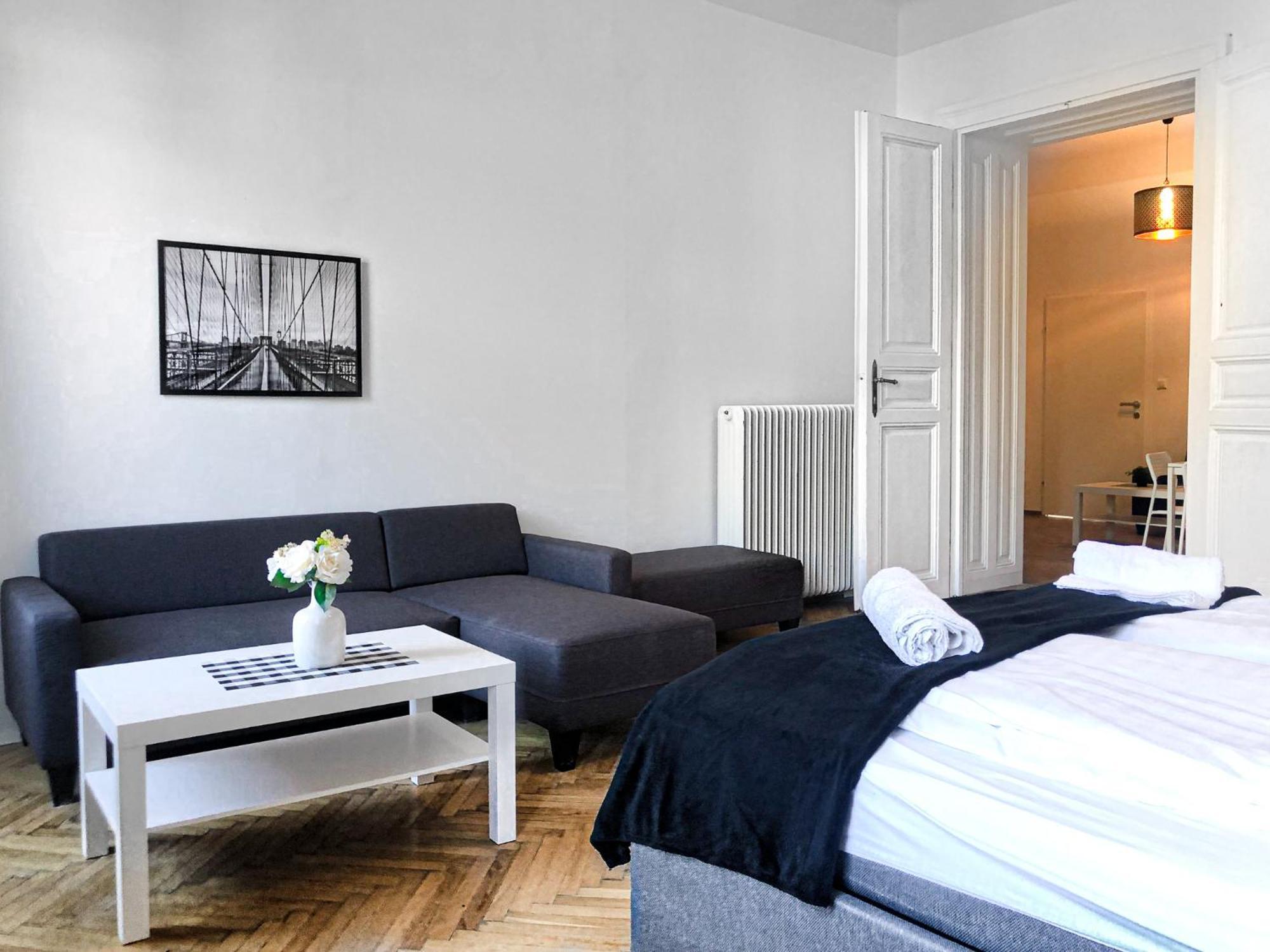 Prime Location Chic Apt, Near Akh Hospital *